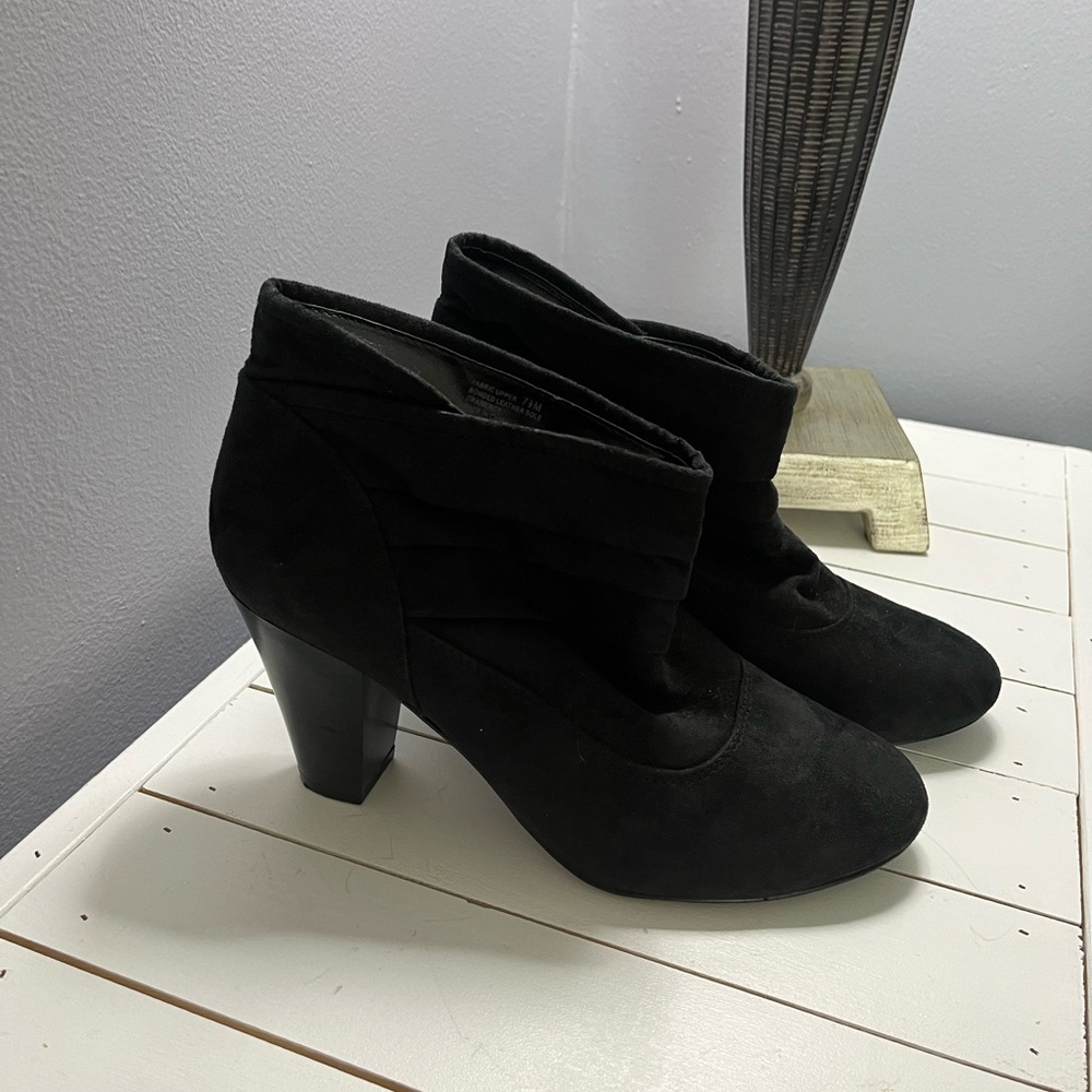 Women’s Studio Works pull on suede ankle boots in like new condition